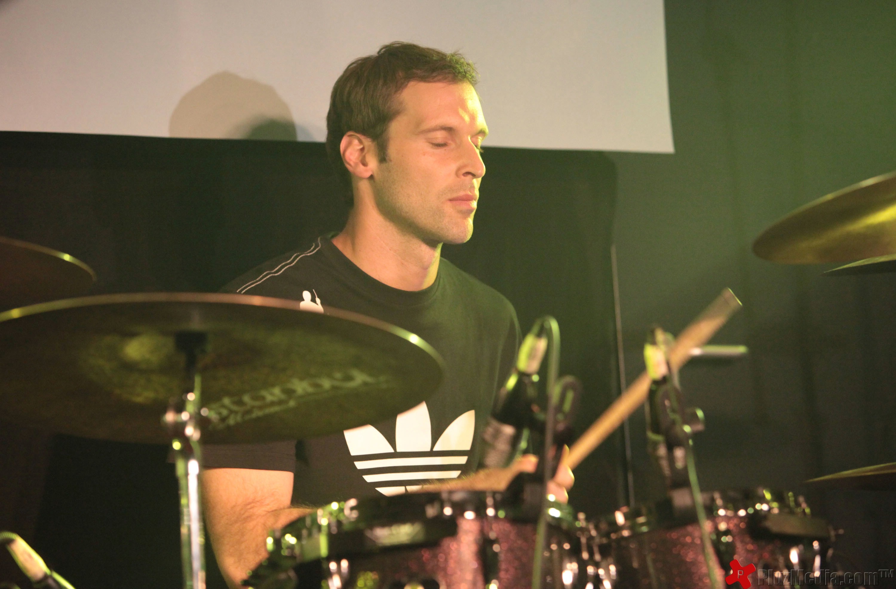 Petr Cech plays the drums with Czech rock band 'Eddie Stoilow' - Photos | Picture 98793